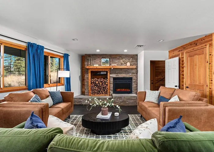 Country house Sleeps 34 Indoor Pickleball Hot Tub & Sauna