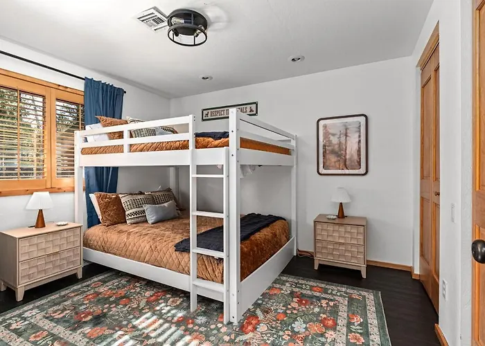 Country house Sleeps 34 Indoor Pickleball Hot Tub & Sauna *