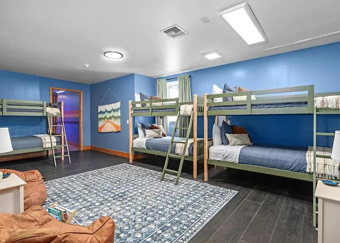 Country house Sleeps 34 Indoor Pickleball Hot Tub & Sauna Flagstaff