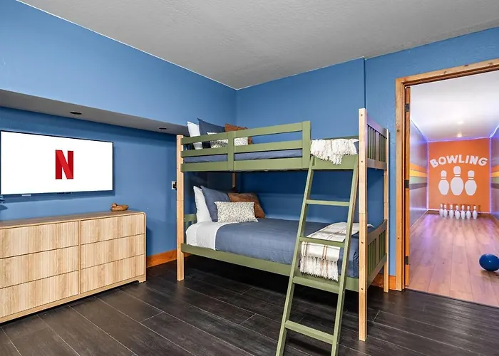 Sleeps 34 Indoor Pickleball Hot Tub & Sauna Flagstaff