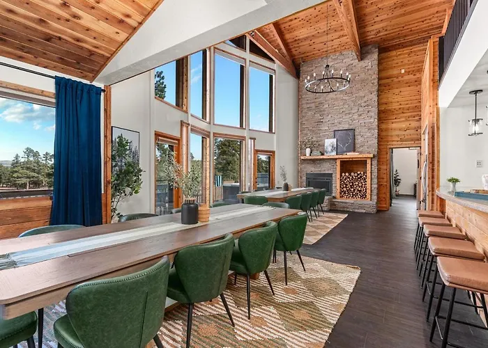 Sleeps 34 Indoor Pickleball Hot Tub & Sauna Country house