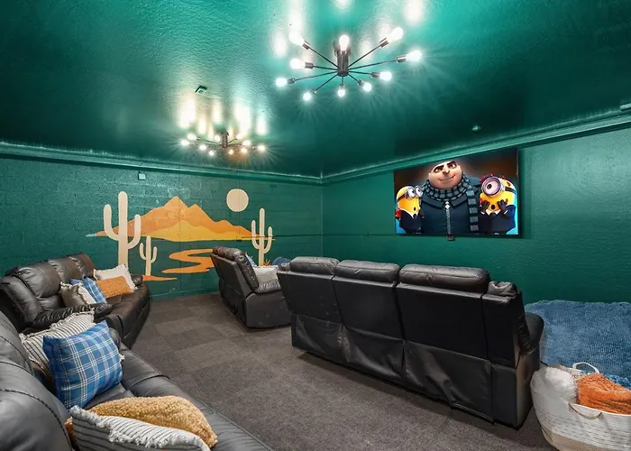 Sleeps 34 Indoor Pickleball Hot Tub & Sauna Flagstaff