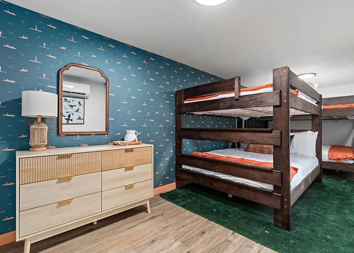 Country house Sleeps 34 Indoor Pickleball Hot Tub & Sauna