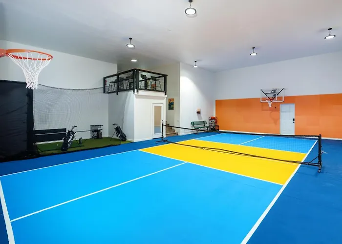 Country house Sleeps 34 Indoor Pickleball Hot Tub & Sauna Flagstaff